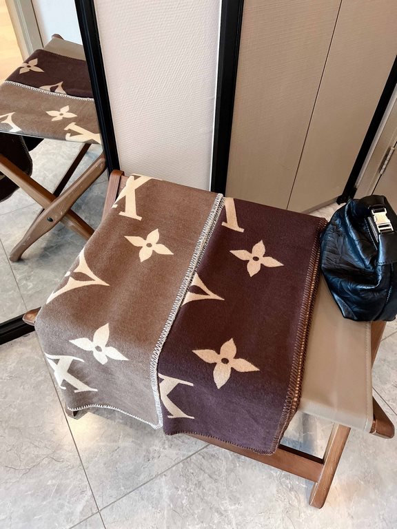 LV counter new, exquisite triangular needle lock edge Foreign counter special. Scarf shawl, luxury atmosphere small qualification   exquisite all the beautiful language used in it are not too much, the fashion mirror bad