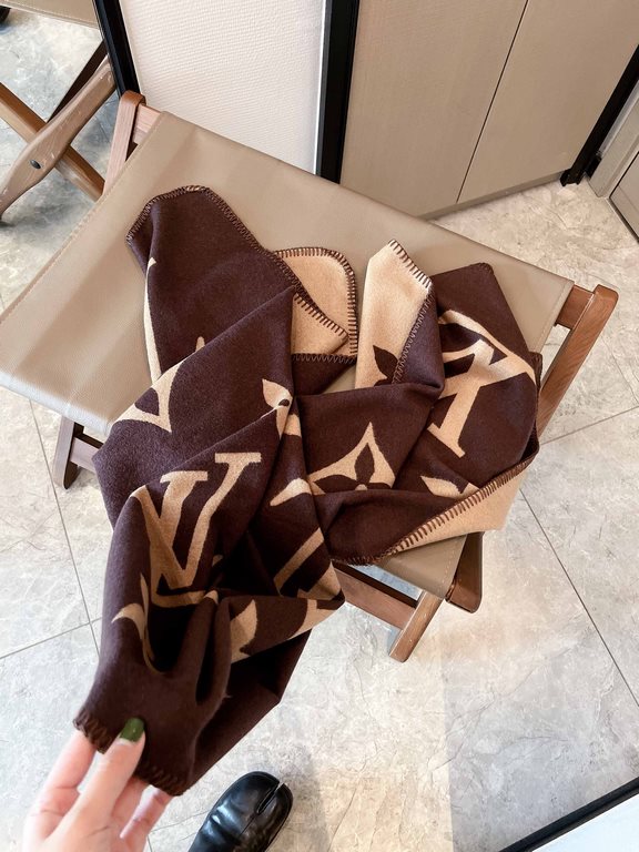 LV counter new, exquisite triangular needle lock edge Foreign counter special. Scarf shawl, luxury atmosphere small qualification   exquisite all the beautiful language used in it are not too much, the fashion mirror bad