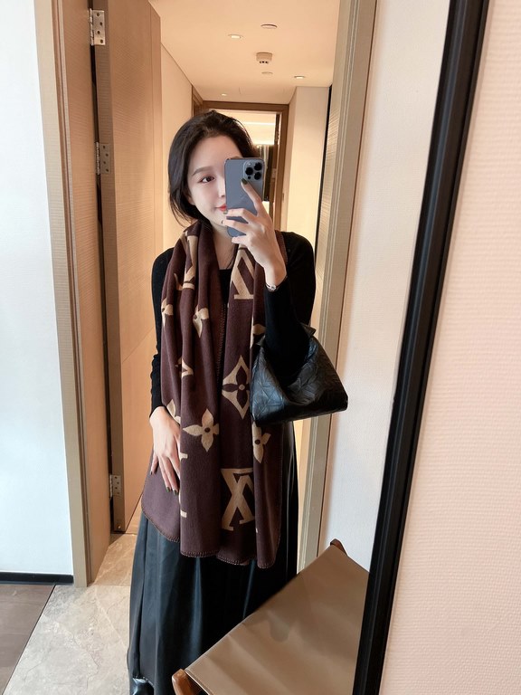 LV counter new, exquisite triangular needle lock edge Foreign counter special. Scarf shawl, luxury atmosphere small qualification   exquisite all the beautiful language used in it are not too much, the fashion mirror bad