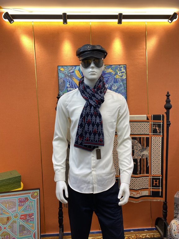 (LV) super fancy very stable    our men's scarves and buy and cherish ~ ~ ~ men's models are really few and far between, only a few models a year, are export orders so it is more difficult to meet. Men's things pay atten