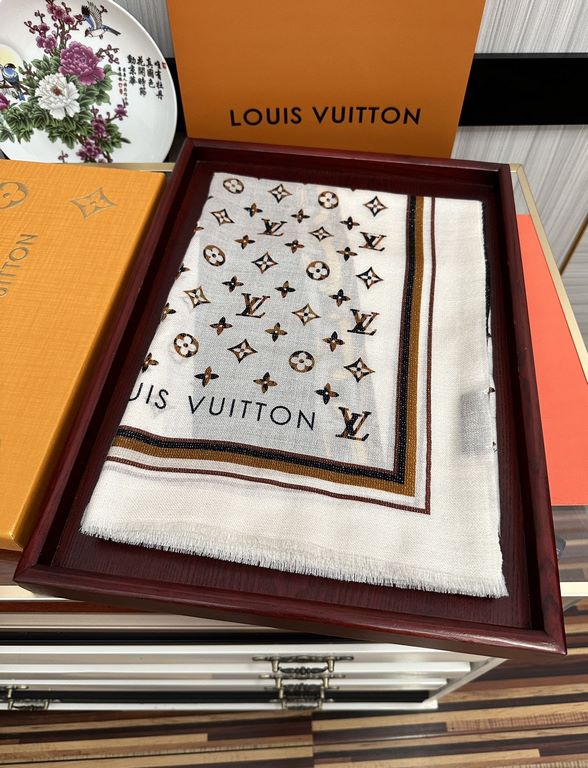 on the new Lv Silver Silk 2023 latest models [melon] shining [coffee] top design is too beautiful, genuinely awesome   [cashmere velvet long scarf]     physical genuinely beautiful   shawl with prints      regardless of 