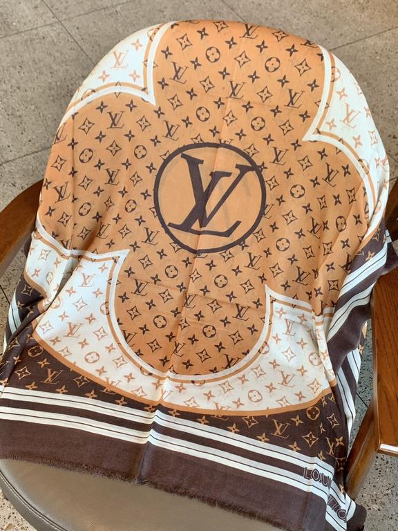 Fashionable and versatile! LV new old flower long scarf] A great item to enhance your temperament and taste! Four seasons must have! Really unbeatable and practical! Lv rare cashmere long scarf, ! Fabric feel really good