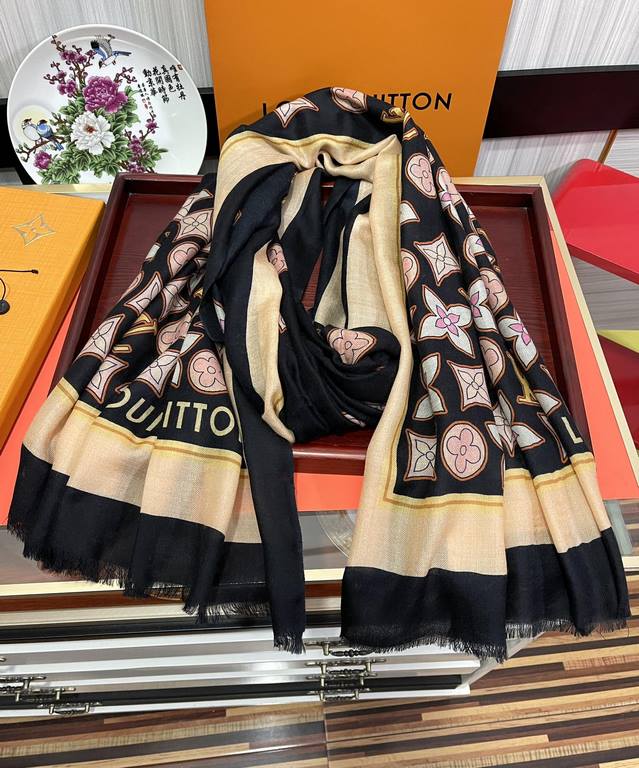 New 2023 LV [300 pcs cashmere long scarf] Physical genuinely beautiful   shawl with prints   regardless of the design of the airbrush are very well in place   details are visible   the entire scarf gives people a big bra