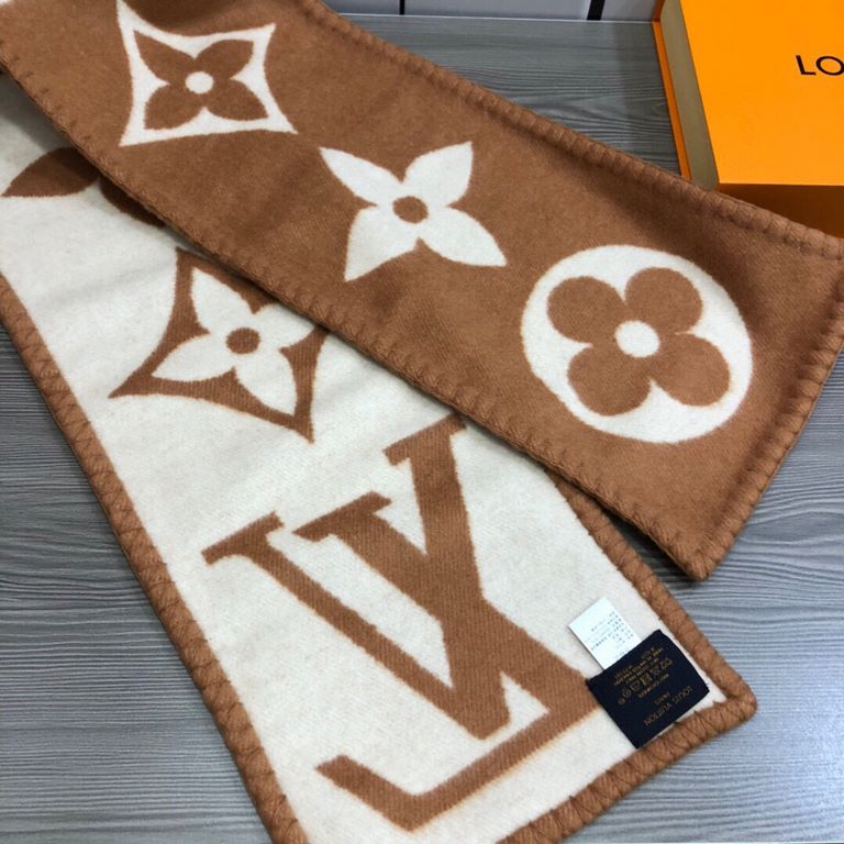 『  warm and stylish. Good quality to give a surprise in the fall and winter!'' White rich beauty temperament.LV this scarf is super practical and good-looking ah!!!! Very heavy craft, double-sided different color wool kn