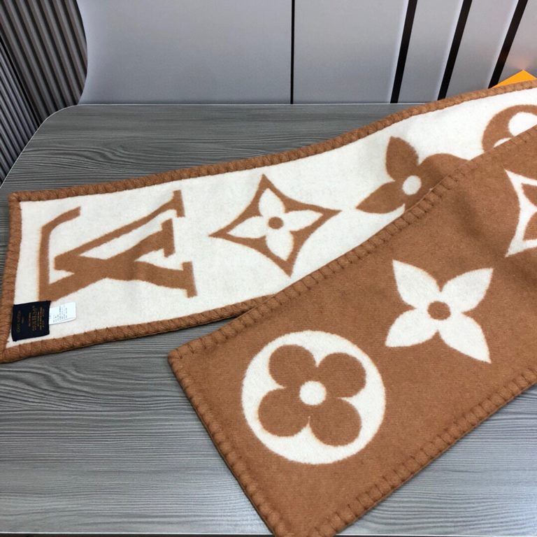 『  warm and stylish. Good quality to give a surprise in the fall and winter!'' White rich beauty temperament.LV this scarf is super practical and good-looking ah!!!! Very heavy craft, double-sided different color wool kn