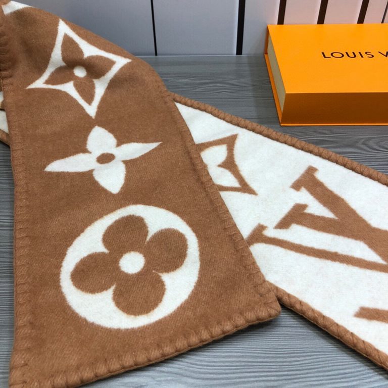 『  warm and stylish. Good quality to give a surprise in the fall and winter!'' White rich beauty temperament.LV this scarf is super practical and good-looking ah!!!! Very heavy craft, double-sided different color wool kn