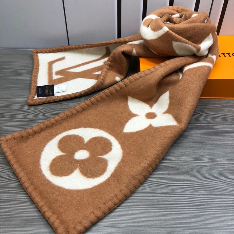 『  warm and stylish. Good quality to give a surprise in the fall and winter!'' White rich beauty temperament.LV this scarf is super practical and good-looking ah!!!! Very heavy craft, double-sided different color wool kn