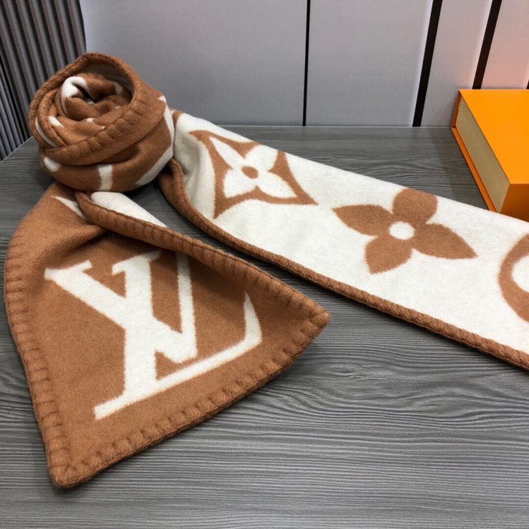 『  warm and stylish. Good quality to give a surprise in the fall and winter!'' White rich beauty temperament.LV this scarf is super practical and good-looking ah!!!! Very heavy craft, double-sided different color wool kn