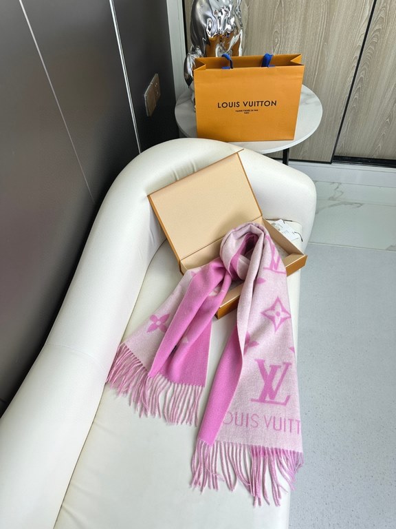 The price comes with the full box in the picture! Lv Donkey #          Reversible Cashmere ScarfA scarf that will last a lifetime. A classic that will never go out of style.The cashmere material is not at all tangled You