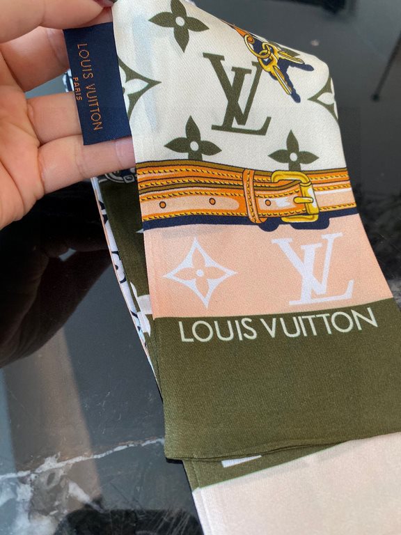 Super nice LV silk scarf! Double layered silk!Multi-purpose, tie it around your bag, use it as a hair tie or a small scarf, all very chic  !It also looks great with a simple bottom or a shirt around your neck!  100% silk