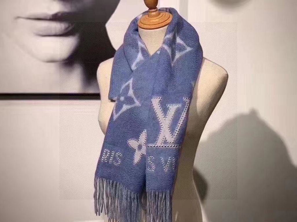 NEW ORIGINAL [Reykjavik Studded Edition] This Studdy Reykjavik scarf is infused with rock and roll elements, bringing rock and roll rhythms to cold winter days. The soft cashmere fabric is adorned with large Monogram Flo