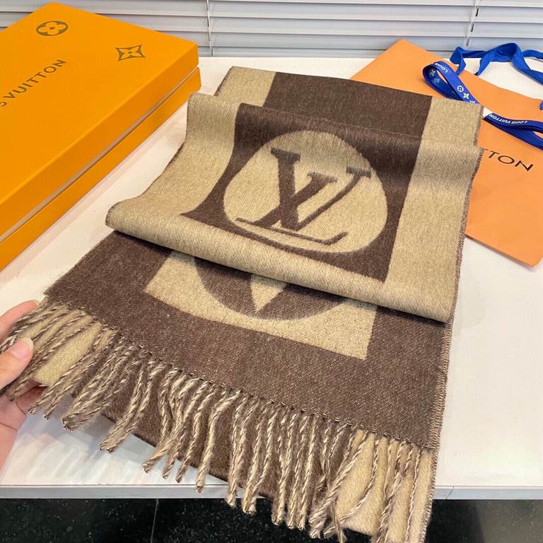 LV has a commemorative significance of a scarf, practical and trendy, the deformation of the design of the art sense full of points, the process eliminates the product font is not clear, the original version of the origi