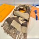 LV has a commemorative significance of a scarf, practical and trendy, the deformation of the design of the art sense full of points, the process eliminates the product font is not clear, the original version of the origi