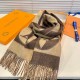 LV has a commemorative significance of a scarf, practical and trendy, the deformation of the design of the art sense full of points, the process eliminates the product font is not clear, the original version of the origi