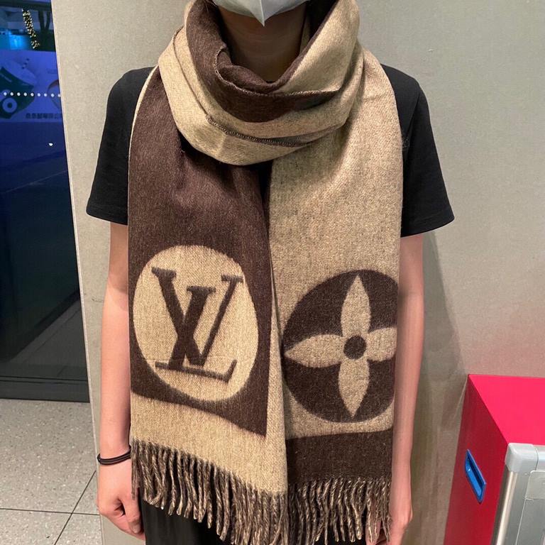 LV has a commemorative significance of a scarf, practical and trendy, the deformation of the design of the art sense full of points, the process eliminates the product font is not clear, the original version of the origi