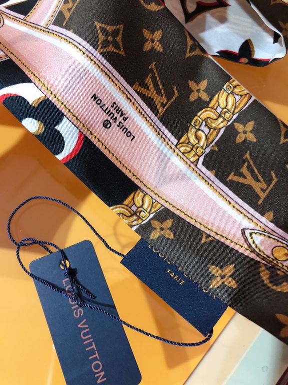 PLV2107 lv [PERFECT MATCH] hair tie! A blend of classic Louis Vuitton elements leather straps and chain motifs from the leather goods and jewelry collections embellish one side, while the Giant 3D Monogram pattern provid