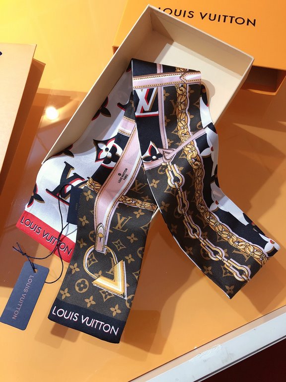 PLV2107 lv [PERFECT MATCH] hair tie! A blend of classic Louis Vuitton elements leather straps and chain motifs from the leather goods and jewelry collections embellish one side, while the Giant 3D Monogram pattern provid