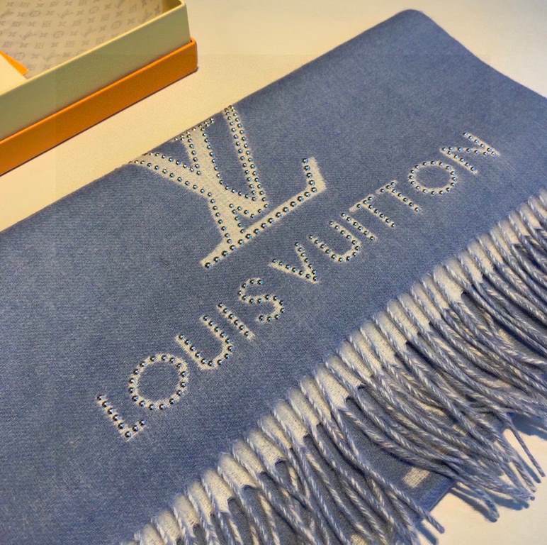 NEW ORIGINAL [Reykjavik Studded Edition] This Studdy Reykjavik scarf is infused with rock and roll elements, bringing rock and roll rhythms to cold winter days. The soft cashmere fabric is adorned with large Monogram Flo