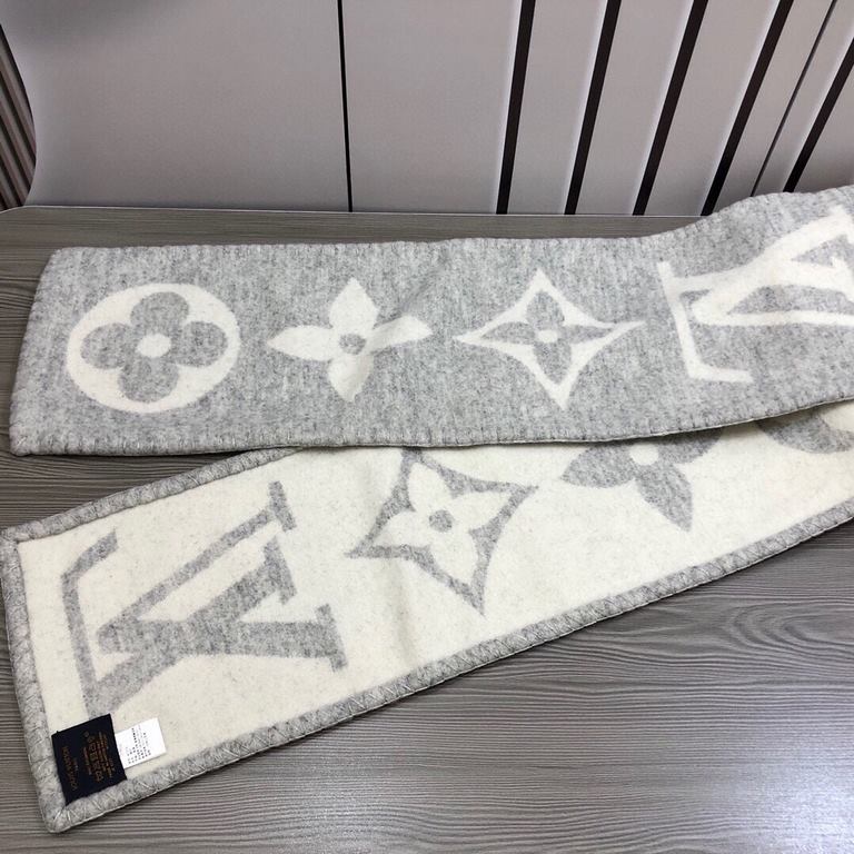 『  warm and stylish. Good quality to give a surprise in the fall and winter!'' White rich beauty temperament.LV this scarf is super practical and good-looking ah!!!! Very heavy craft, double-sided different color wool kn