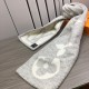 『  warm and stylish. Good quality to give a surprise in the fall and winter!'' White rich beauty temperament.LV this scarf is super practical and good-looking ah!!!! Very heavy craft, double-sided different color wool kn