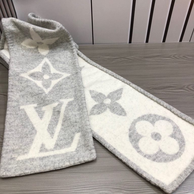 『  warm and stylish. Good quality to give a surprise in the fall and winter!'' White rich beauty temperament.LV this scarf is super practical and good-looking ah!!!! Very heavy craft, double-sided different color wool kn