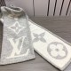 『  warm and stylish. Good quality to give a surprise in the fall and winter!'' White rich beauty temperament.LV this scarf is super practical and good-looking ah!!!! Very heavy craft, double-sided different color wool kn