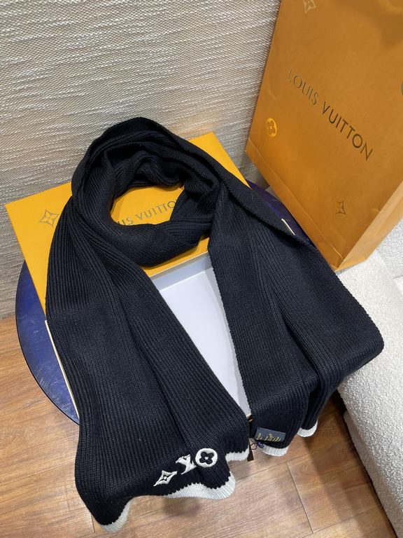 The LV Headline scarf is a testament to Louis Vuitton's meticulous craftsmanship, combining soft knit and fine detailing with floral Monogram embroidery in the corners and elegant wool for winter wear.200 x 35 cm100% cas