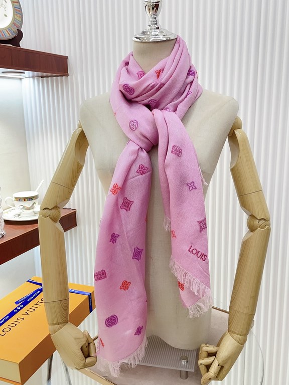 Exclusive customized   LV new Really awesome   [L embroidery LOGO]   texture fine style mature long scarf is the ideal match for many shapes, cut from precious cashmere, decorated with knitting with LOGO floral pattern w