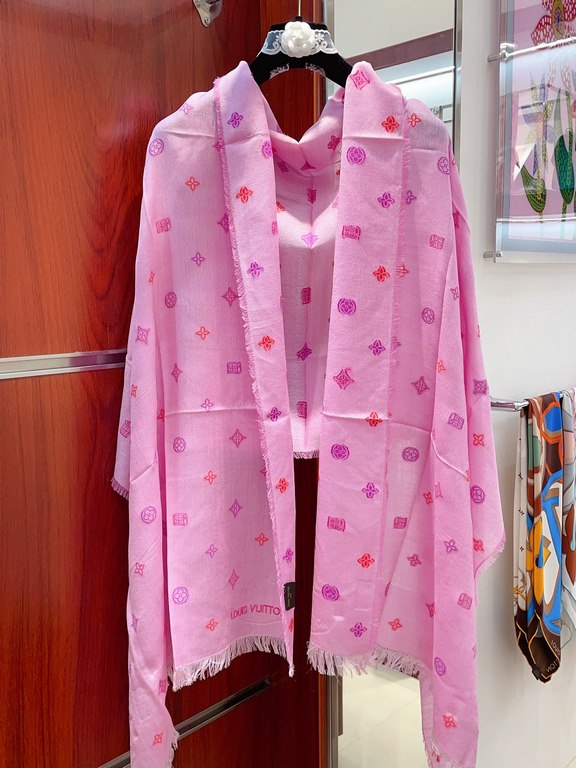 Exclusive customized   LV new Really awesome   [L embroidery LOGO]   texture fine style mature long scarf is the ideal match for many shapes, cut from precious cashmere, decorated with knitting with LOGO floral pattern w