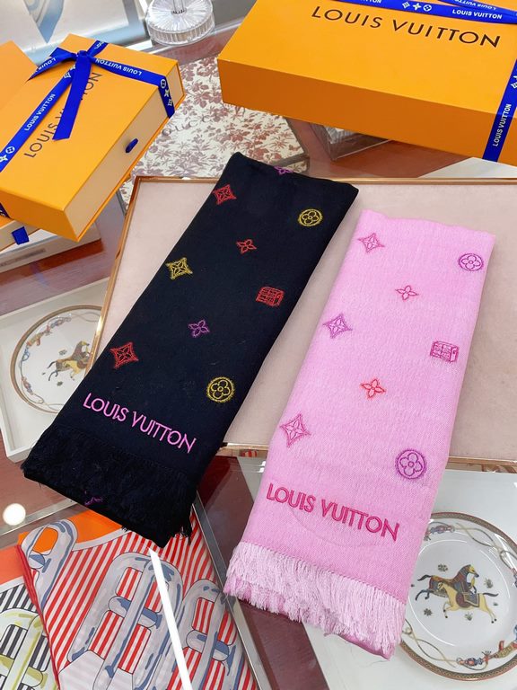 Exclusive customized   LV new Really awesome   [L embroidery LOGO]   texture fine style mature long scarf is the ideal match for many shapes, cut from precious cashmere, decorated with knitting with LOGO floral pattern w