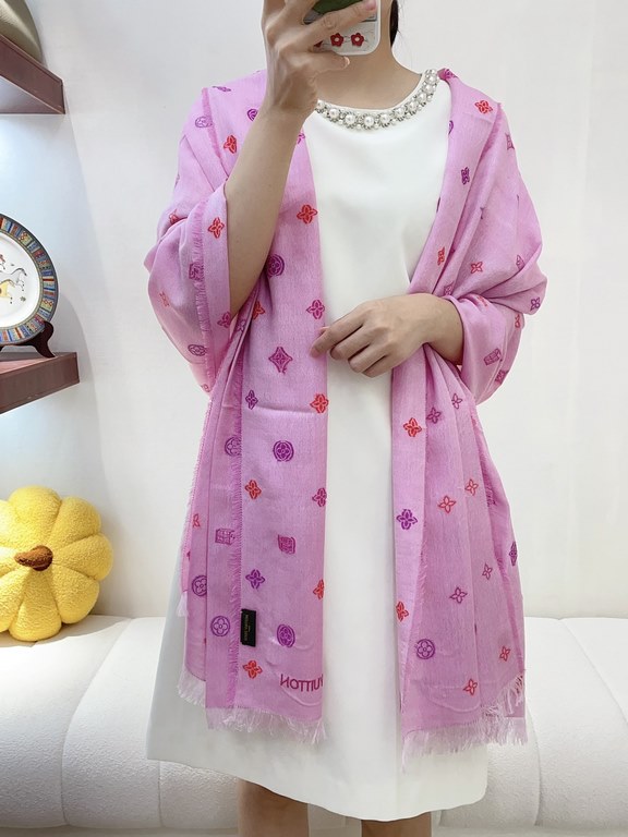 Exclusive customized   LV new Really awesome   [L embroidery LOGO]   texture fine style mature long scarf is the ideal match for many shapes, cut from precious cashmere, decorated with knitting with LOGO floral pattern w