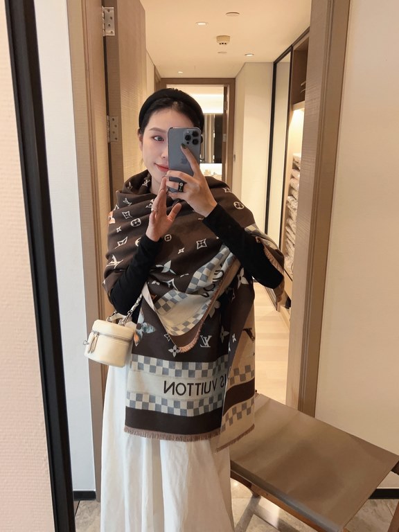 Original single authentic , LV counter new, foreign counter special. Scarf shawl, luxury atmosphere small qualifications   exquisite all the beautiful language used in it is not too much, the fashion mirror badge skillfu