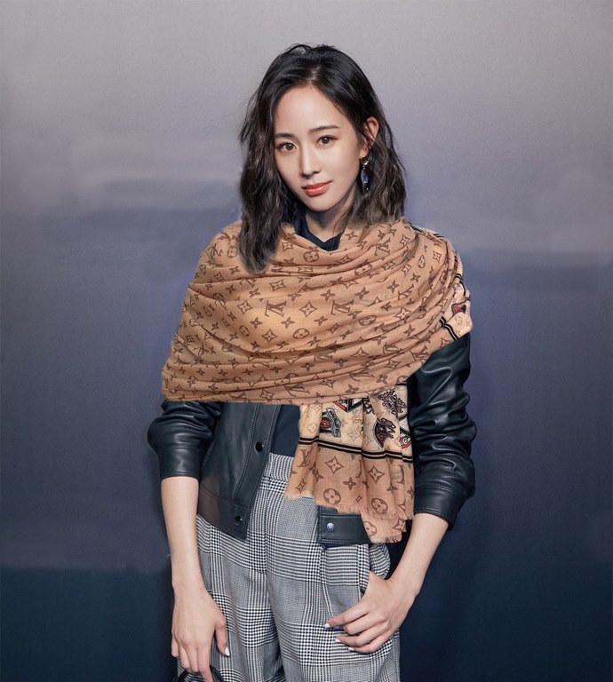 New Lv2024 The latest models   top design is so beautiful, truly awesome   [ring velvet long scarf]    physical genuinely beautiful   shawl with print      regardless of the design of the airbrush are very well in place 