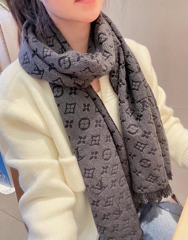 Super fancy very stable    our men's scarves and buy and cherish ~~~ men's models are really rare, only a few models a year, are export orders so it is more difficult to meet. Men's things pay attention to less but fine,