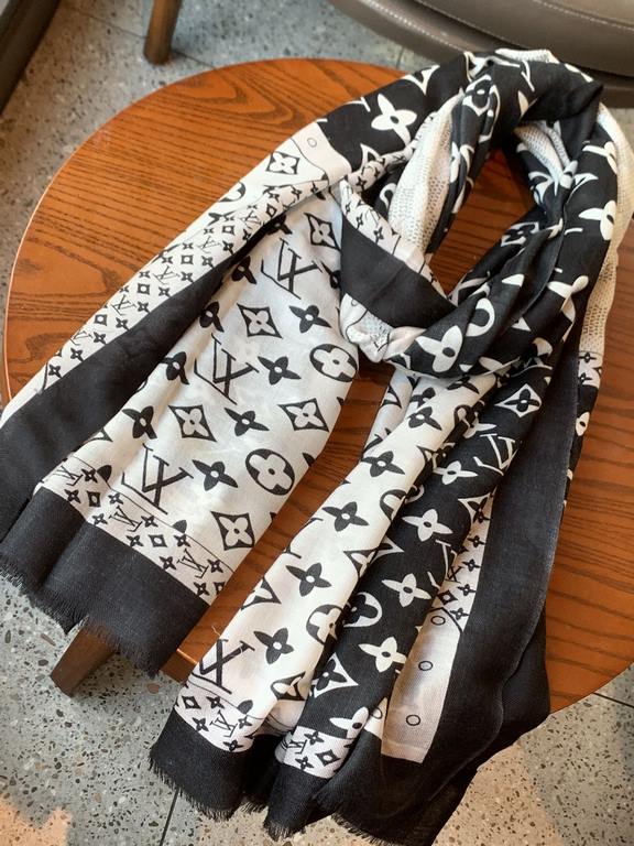 LV new old flower long scarf】Great item to enhance temperament and taste! Four seasons must have! Really unbeatable practical! Lv rare cashmere long scarf, ! Fabric feel really good, a simple try, you know it is what you