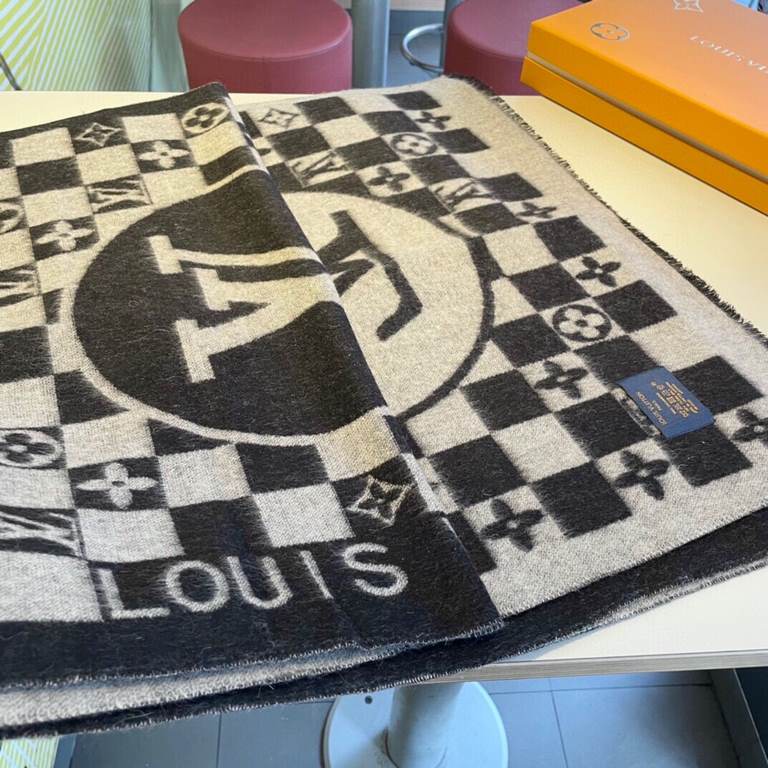 LV's latest scarf, the welfare of men and women Super gentle and foreign-style double-sided design! Feeling this is more youthful and gentle than the previous design, more temperament! Feel she can match with 10,000 piec