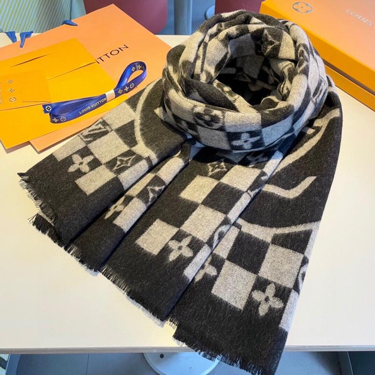 LV's latest scarf, the welfare of men and women Super gentle and foreign-style double-sided design! Feeling this is more youthful and gentle than the previous design, more temperament! Feel she can match with 10,000 piec