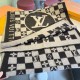 LV's latest scarf, the welfare of men and women Super gentle and foreign-style double-sided design! Feeling this is more youthful and gentle than the previous design, more temperament! Feel she can match with 10,000 piec