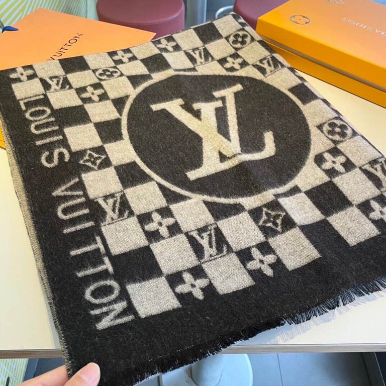 LV's latest scarf, the welfare of men and women Super gentle and foreign-style double-sided design! Feeling this is more youthful and gentle than the previous design, more temperament! Feel she can match with 10,000 piec