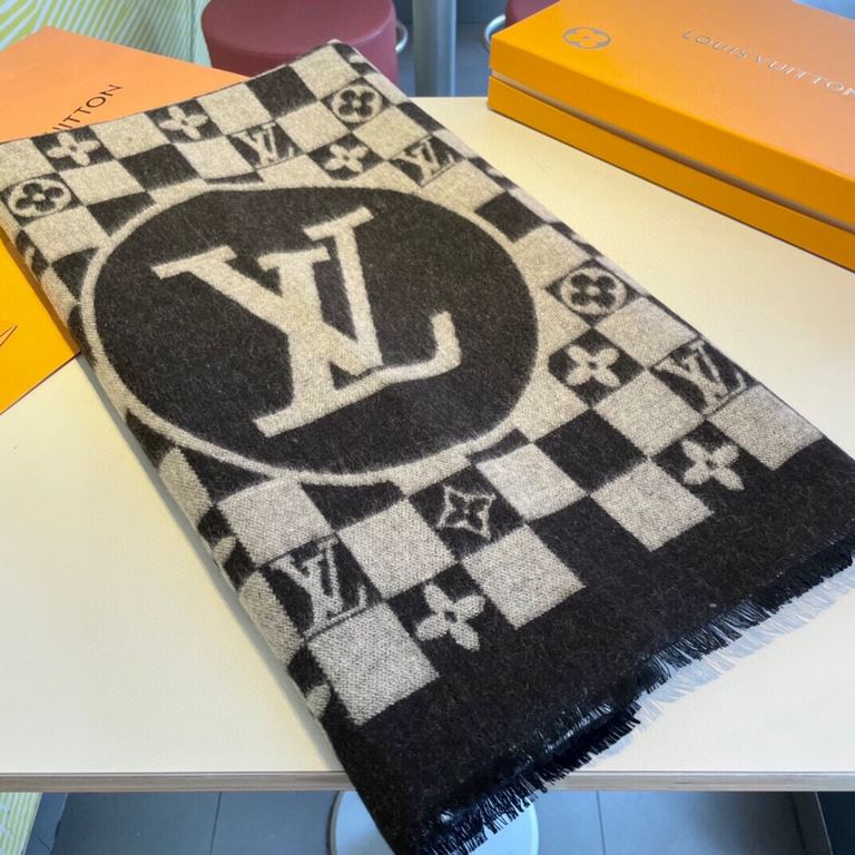 LV's latest scarf, the welfare of men and women Super gentle and foreign-style double-sided design! Feeling this is more youthful and gentle than the previous design, more temperament! Feel she can match with 10,000 piec