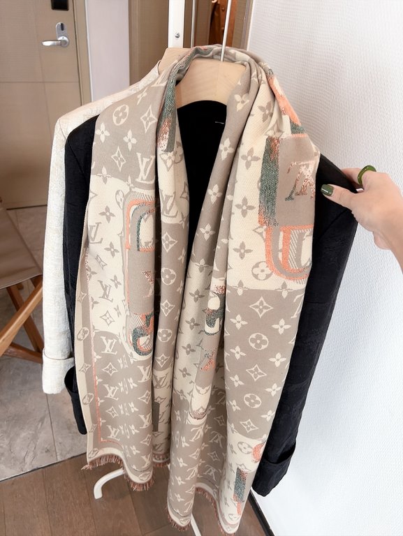 LV counter new, foreign counter special. Scarf shawl, luxury atmosphere small qualifications   exquisite all the beautiful language used in it is not too much, the fashion mirror badge skillfully combined in the scarf sh