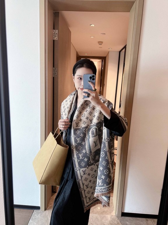 LV counter new, foreign counter special. Scarf shawl, luxury atmosphere small qualifications   exquisite all the beautiful language used in it is not too much, the fashion mirror badge skillfully combined in the scarf sh