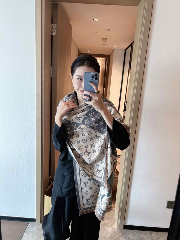 LV counter new, foreign counter special. Scarf shawl, luxury atmosphere small qualifications   exquisite all the beautiful language used in it is not too much, the fashion mirror badge skillfully combined in the scarf sh