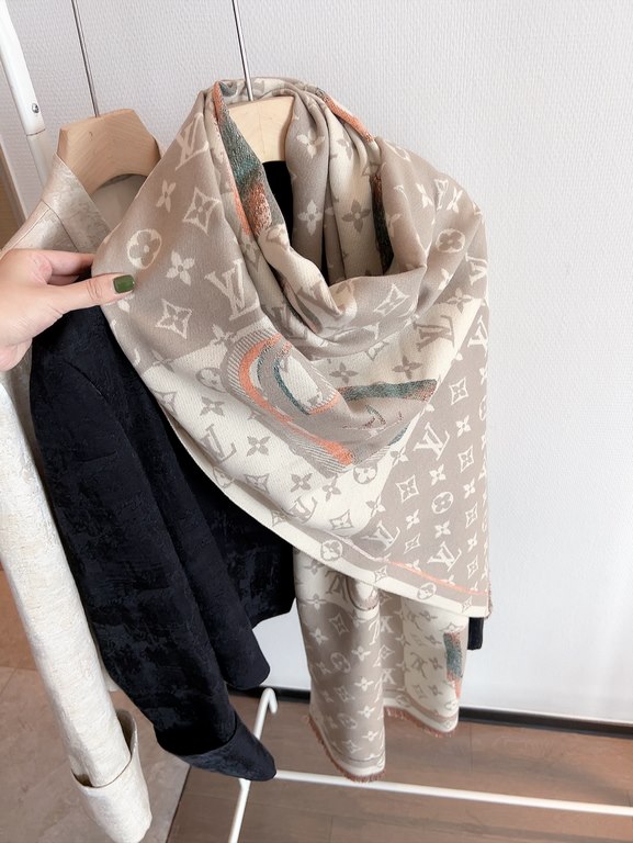 LV counter new, foreign counter special. Scarf shawl, luxury atmosphere small qualifications   exquisite all the beautiful language used in it is not too much, the fashion mirror badge skillfully combined in the scarf sh