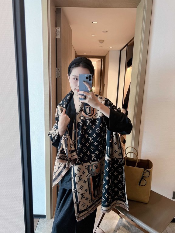 LV counter new, foreign counter special. Scarf shawl, luxury atmosphere small qualifications   exquisite all the beautiful language used in it is not too much, the fashion mirror badge skillfully combined in the scarf sh