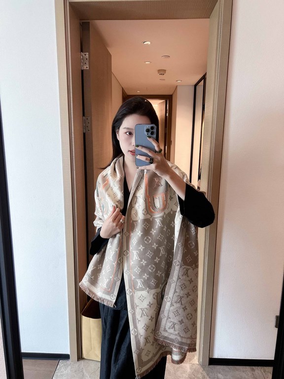 LV counter new, foreign counter special. Scarf shawl, luxury atmosphere small qualifications   exquisite all the beautiful language used in it is not too much, the fashion mirror badge skillfully combined in the scarf sh