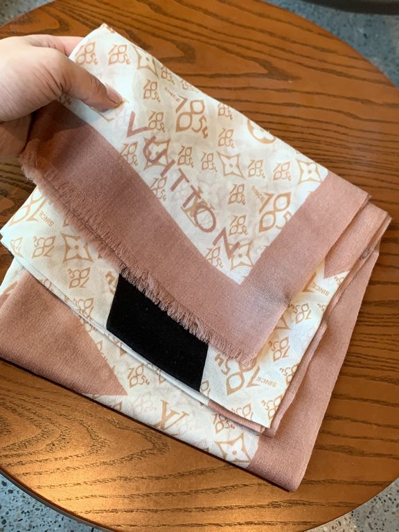 Lv's new four-leaf clover  print with the classic Monogram pattern and many of Louis Vuitton's signature design elements give this new scarf an enduring fashionable appeal. This scarf will add a touch of sophistication t