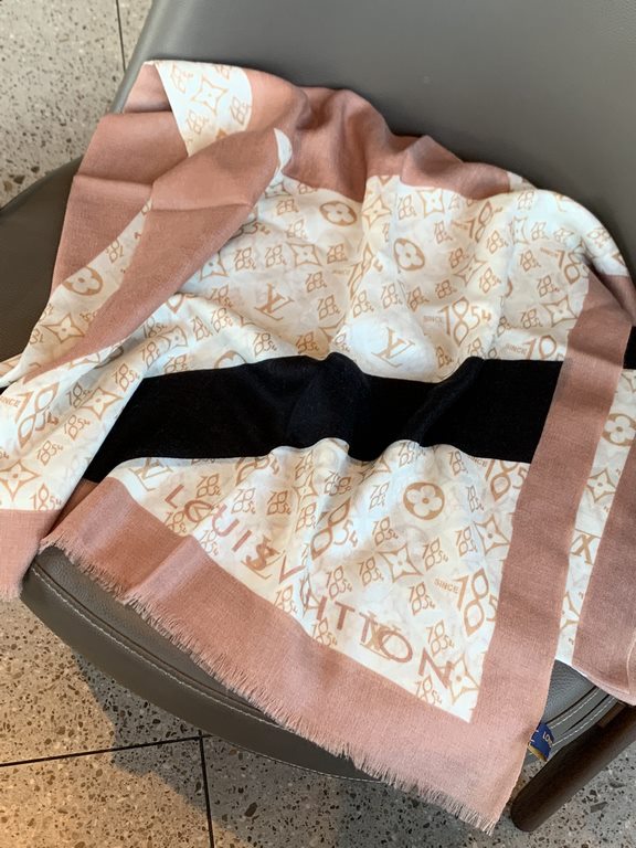 Lv's new four-leaf clover  print with the classic Monogram pattern and many of Louis Vuitton's signature design elements give this new scarf an enduring fashionable appeal. This scarf will add a touch of sophistication t