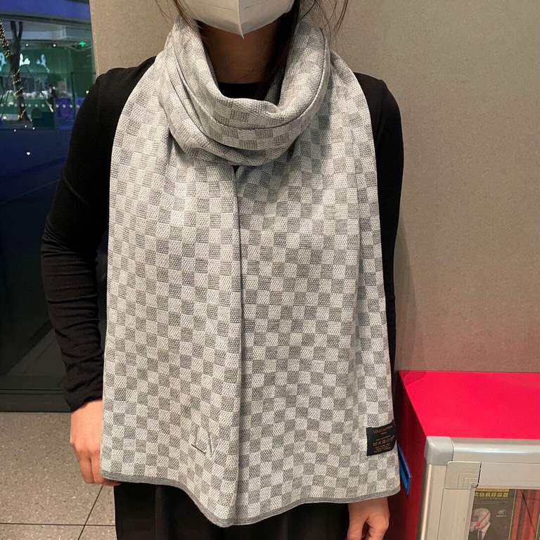 Price Anger push volume of new models   heavy recommended   LV2023 official website the latest models   knitted cashmere material   very warm   soft and skin-friendly, do not tie the neck   the classic plain scarf design