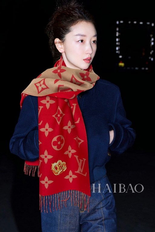 In stock    Baby Dragon   Welfare is here     Louis Vuitton channel exclusive special newest model - 2023 the most reddest and hottest [Chinese Zodiac Dragon Long Scarf] is here  Precious Dragon LV Essential Scarf to wel